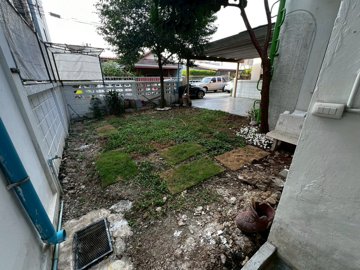 For RentHouseChaengwatana, Muangthong : Beautifully ant cute pet friendly house with artwork, located on Tiwanon Soi 52, near the BTS Skytrain. 2 bedrooms.