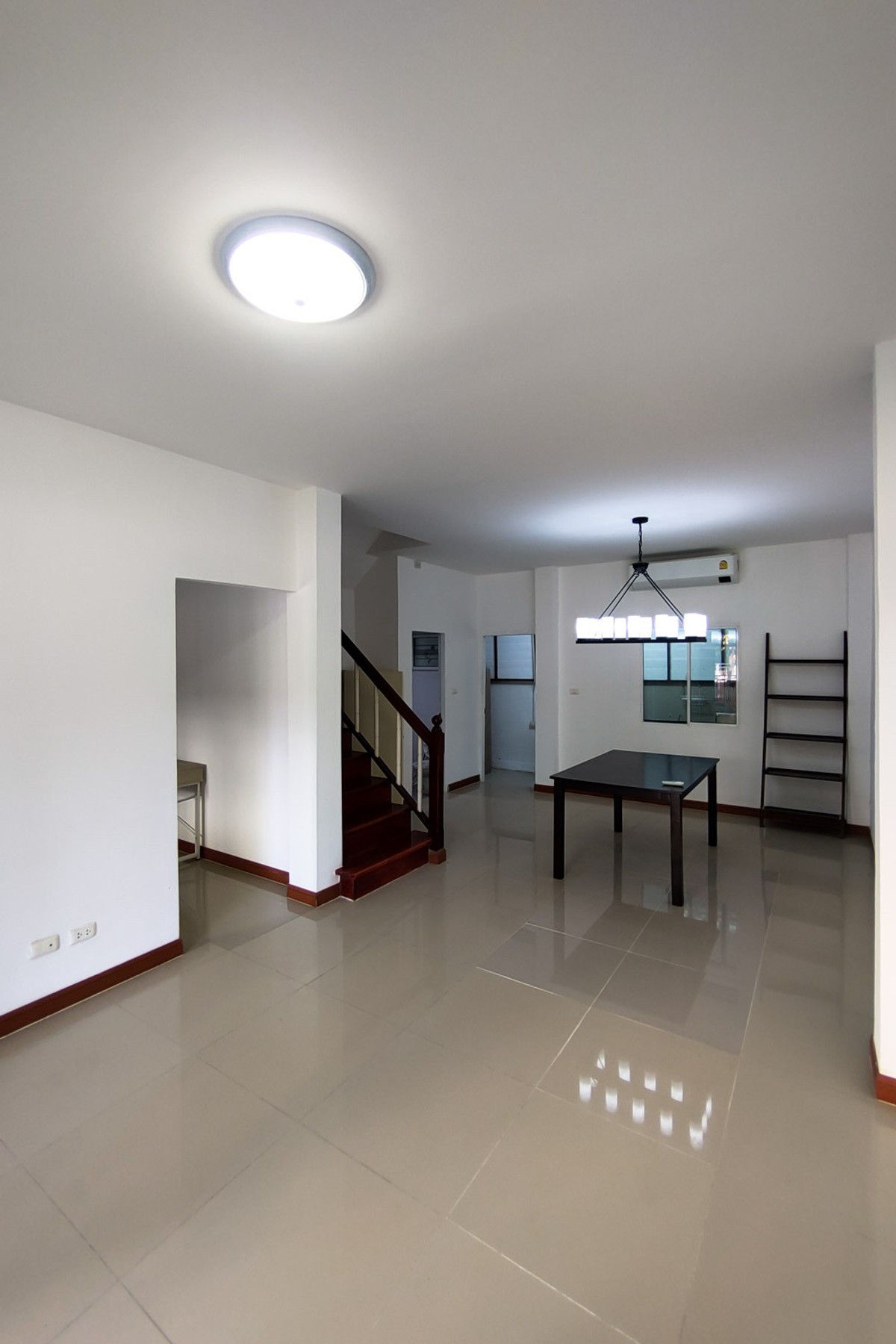 For RentTownhomeVipawadee, Don Mueang, Lak Si : 5mins go to Harrow ,4bedroom townhome, 5.7m wide, corner unit, Chang Akat Uthit Road, near Don Mueang Airport.