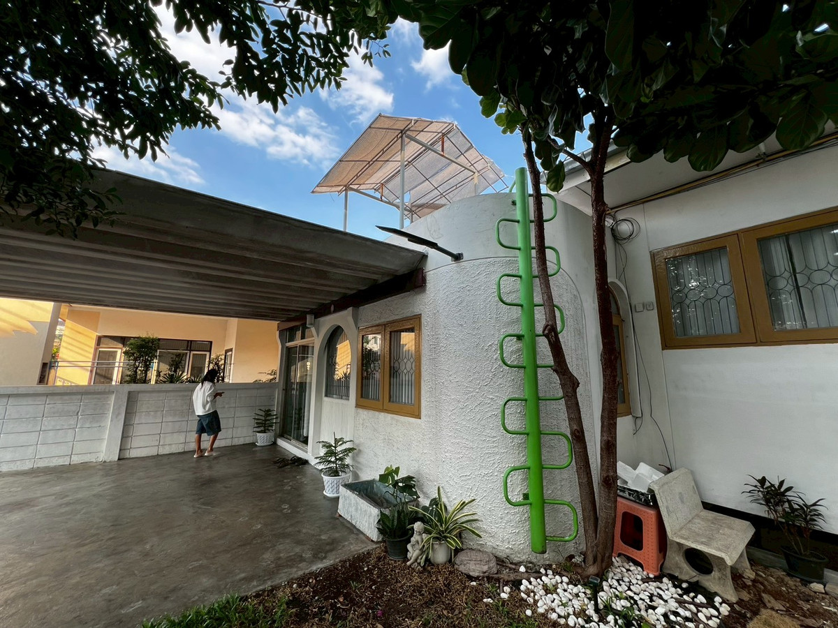 For RentHouseChaengwatana, Muangthong : Beautifully ant cute pet friendly house with artwork, located on Tiwanon Soi 52, near the BTS Skytrain. 2 bedrooms.