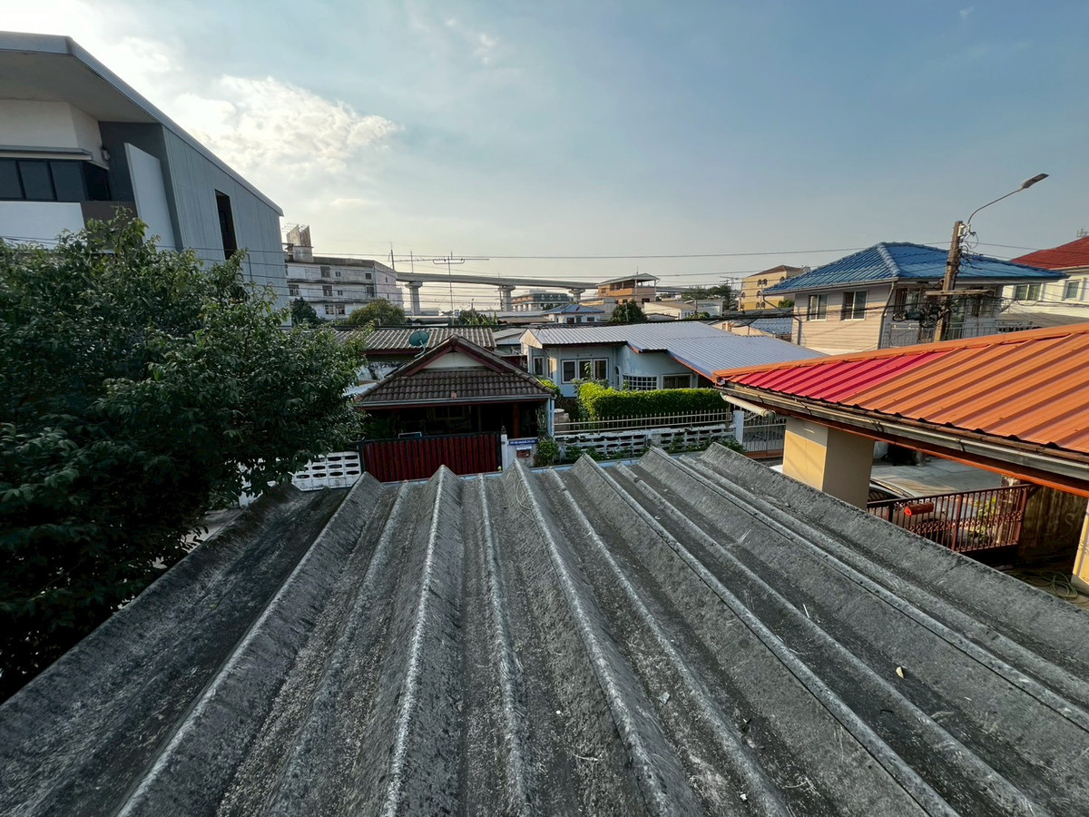 For RentHouseChaengwatana, Muangthong : Beautifully ant cute pet friendly house with artwork, located on Tiwanon Soi 52, near the BTS Skytrain. 2 bedrooms.