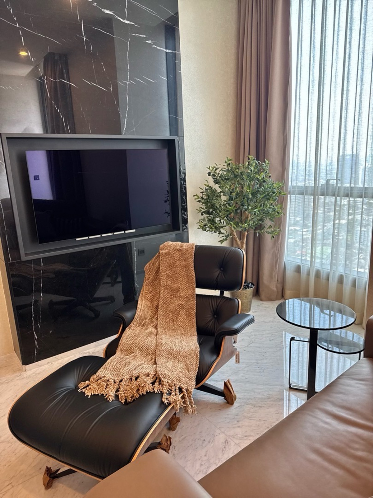 ขายคอนโดสุขุมวิท อโศก ทองหล่อ : The Esse Sukhumvit 36- Exclusive Sale !  ขายยูนิตสวย ตกแต่งด้วยหินอ่อน สัมผัสความสงบและความหรูหราสุดเอ็กซ์คลูซีฟ…ท่ามกลางหัวใจทองหล่อ