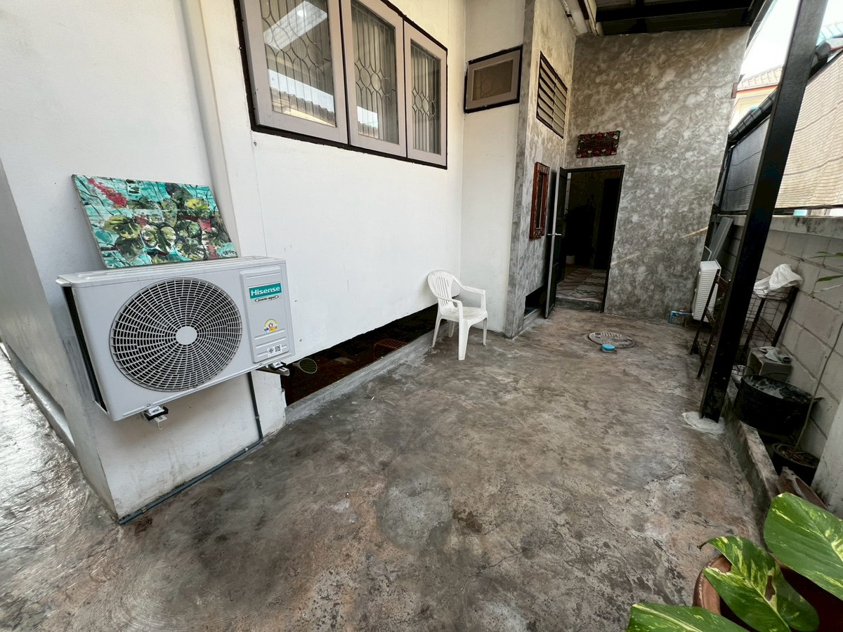 For RentHouseChaengwatana, Muangthong : Beautifully ant cute pet friendly house with artwork, located on Tiwanon Soi 52, near the BTS Skytrain. 2 bedrooms.