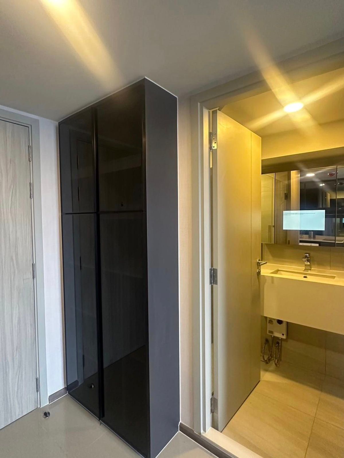 For SaleCondoSiam Paragon ,Chulalongkorn,Samyan : Park Origin Chula Samyan【𝐒𝐄𝐋𝐋 & 𝐑𝐄𝐍𝐓】🔥Beautifully decorated in a warm minimalist style, closed kitchen, perfectly separated functions, in the heart of Samyan🔥 Contact Line ID: @hacondo