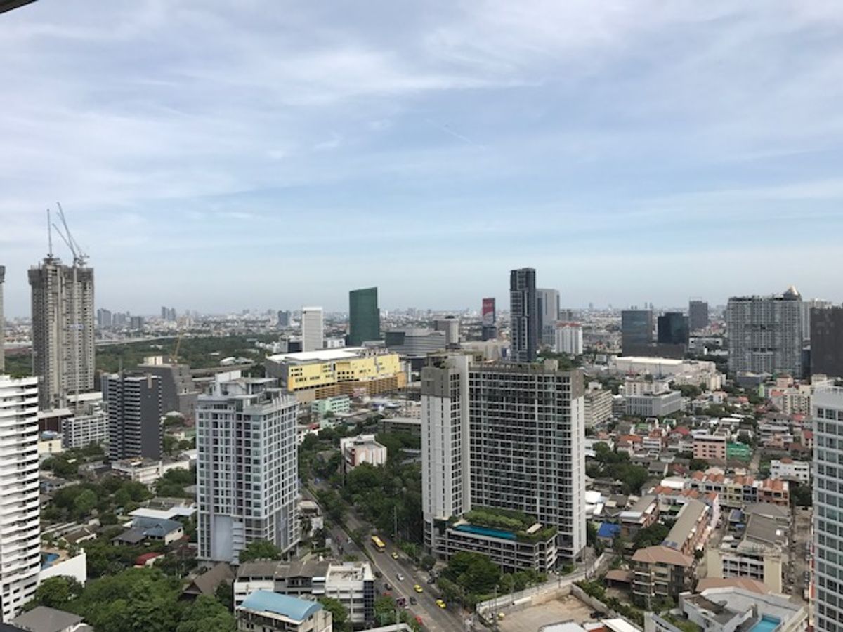 ขายคอนโดลาดพร้าว เซ็นทรัลลาดพร้าว : อิสระลาดพร้าว ขายขาดทุน ชั้นสูง ชั้น 33  วิว ถนน ลาดพร้าว สตูดิโอ