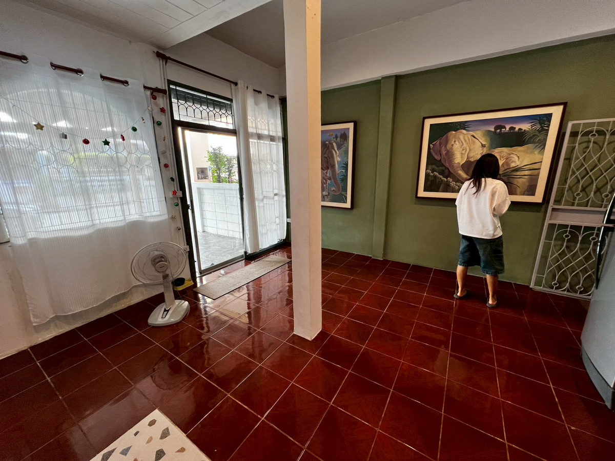 For RentHouseChaengwatana, Muangthong : Beautifully ant cute pet friendly house with artwork, located on Tiwanon Soi 52, near the BTS Skytrain. 2 bedrooms.