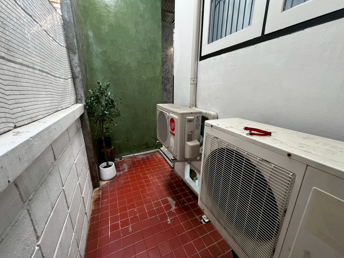 For RentHouseChaengwatana, Muangthong : Beautifully ant cute pet friendly house with artwork, located on Tiwanon Soi 52, near the BTS Skytrain. 2 bedrooms.
