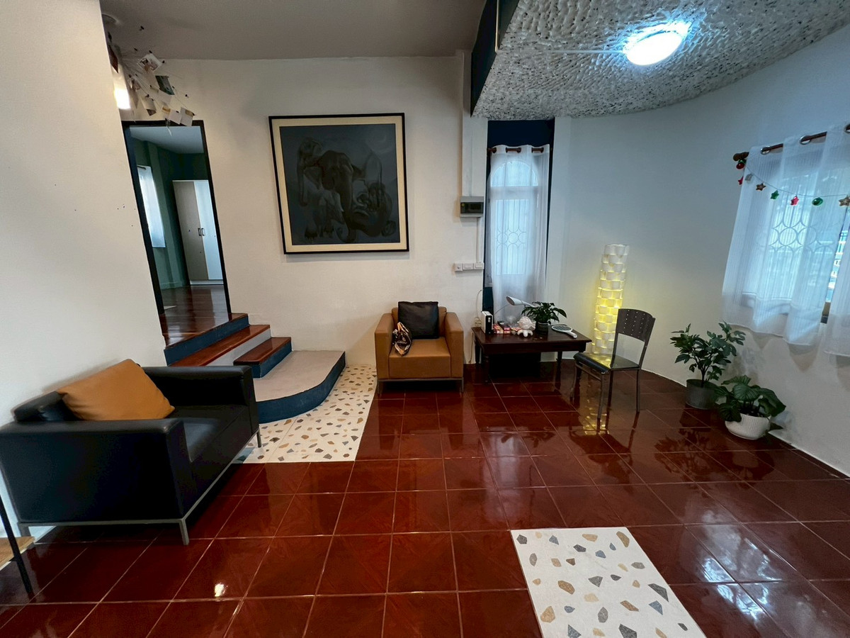 For RentHouseChaengwatana, Muangthong : Beautifully ant cute pet friendly house with artwork, located on Tiwanon Soi 52, near the BTS Skytrain. 2 bedrooms.