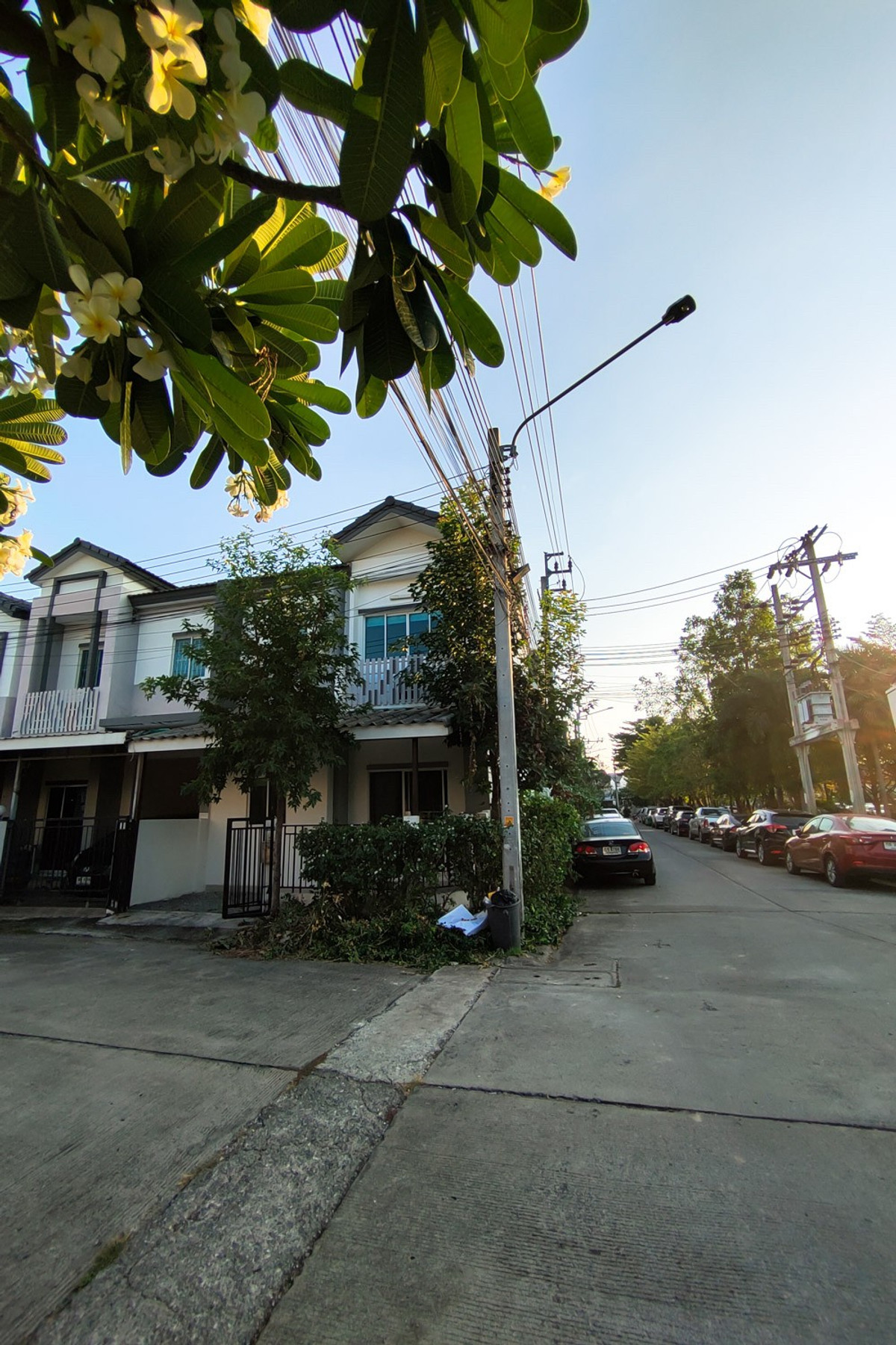 For RentTownhomeVipawadee, Don Mueang, Lak Si : 5mins go to Harrow ,4bedroom townhome, 5.7m wide, corner unit, Chang Akat Uthit Road, near Don Mueang Airport.