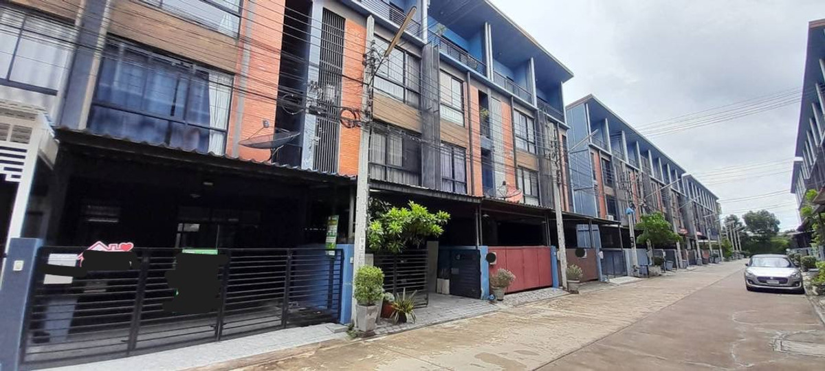For RentHouseChaengwatana, Muangthong : Townhome near BTS - 5-min walk, 2-minute expressway access. Suitable for office use and company registration.