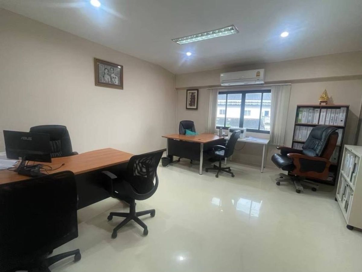 For SaleOfficeNonthaburi, Bang Yai, Bangbuathong : sell!!  3 -story office building with warehouses are located in the Arunsu Project. Factoryland  Kanchanaphisek Road, Bang Bua Thong, Nonthaburi, area 302.3 square wah