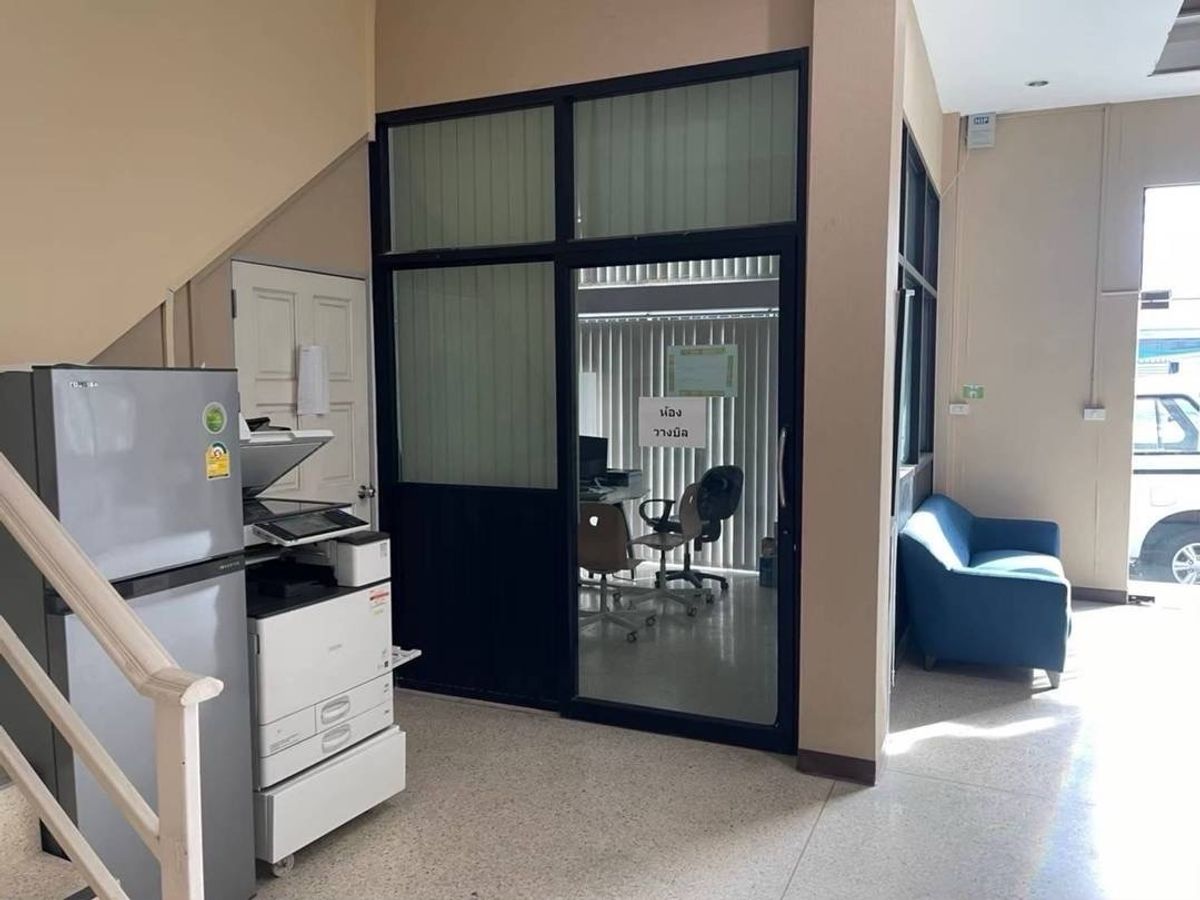 For SaleOfficeNonthaburi, Bang Yai, Bangbuathong : sell!!  3 -story office building with warehouses are located in the Arunsu Project. Factoryland  Kanchanaphisek Road, Bang Bua Thong, Nonthaburi, area 302.3 square wah