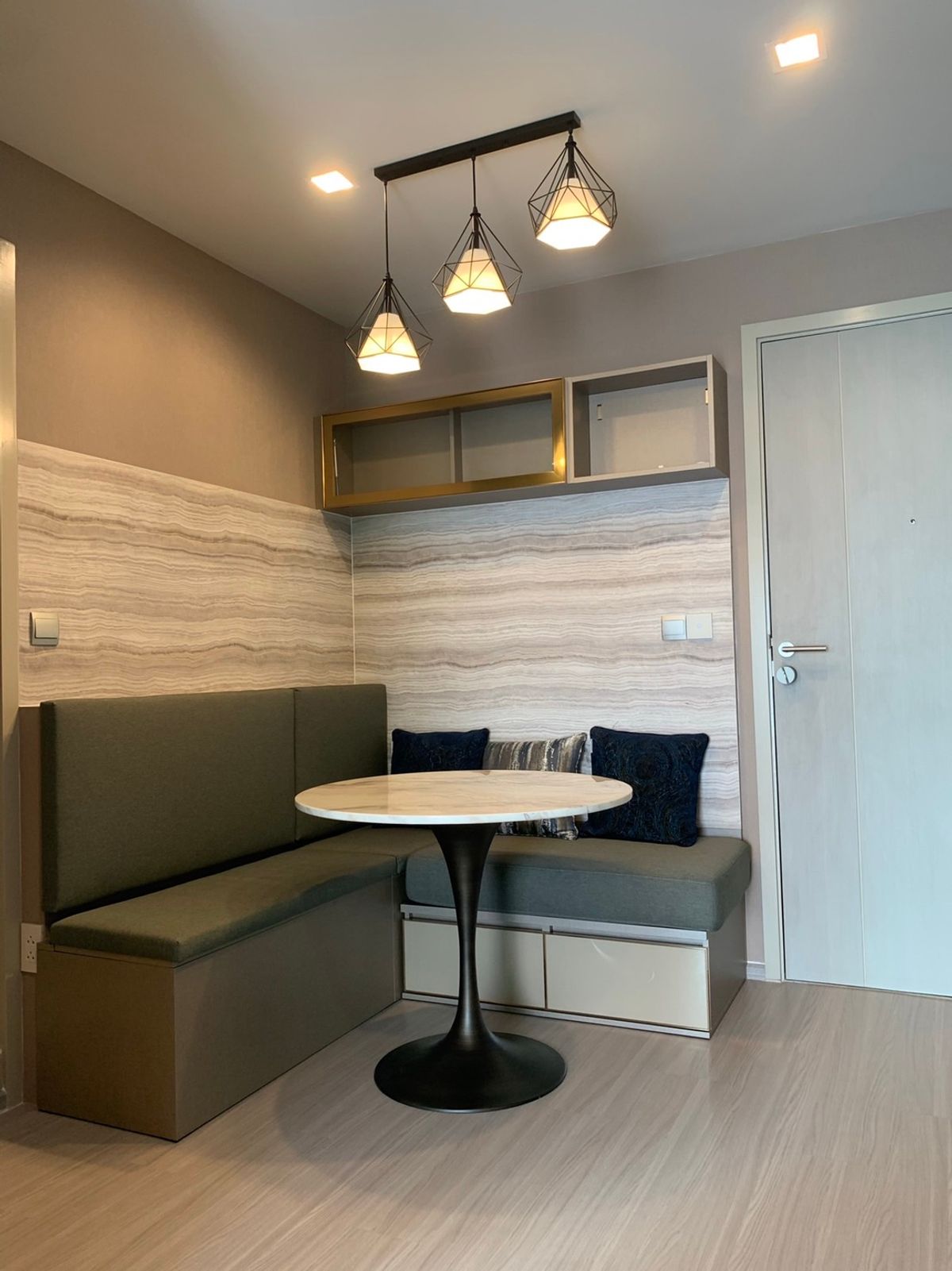 For RentCondoLadprao, Central Ladprao : (For Rent) Life Ladprao is next to BTS, Lat Phrao Intersection and near MRT Phahonyothin.