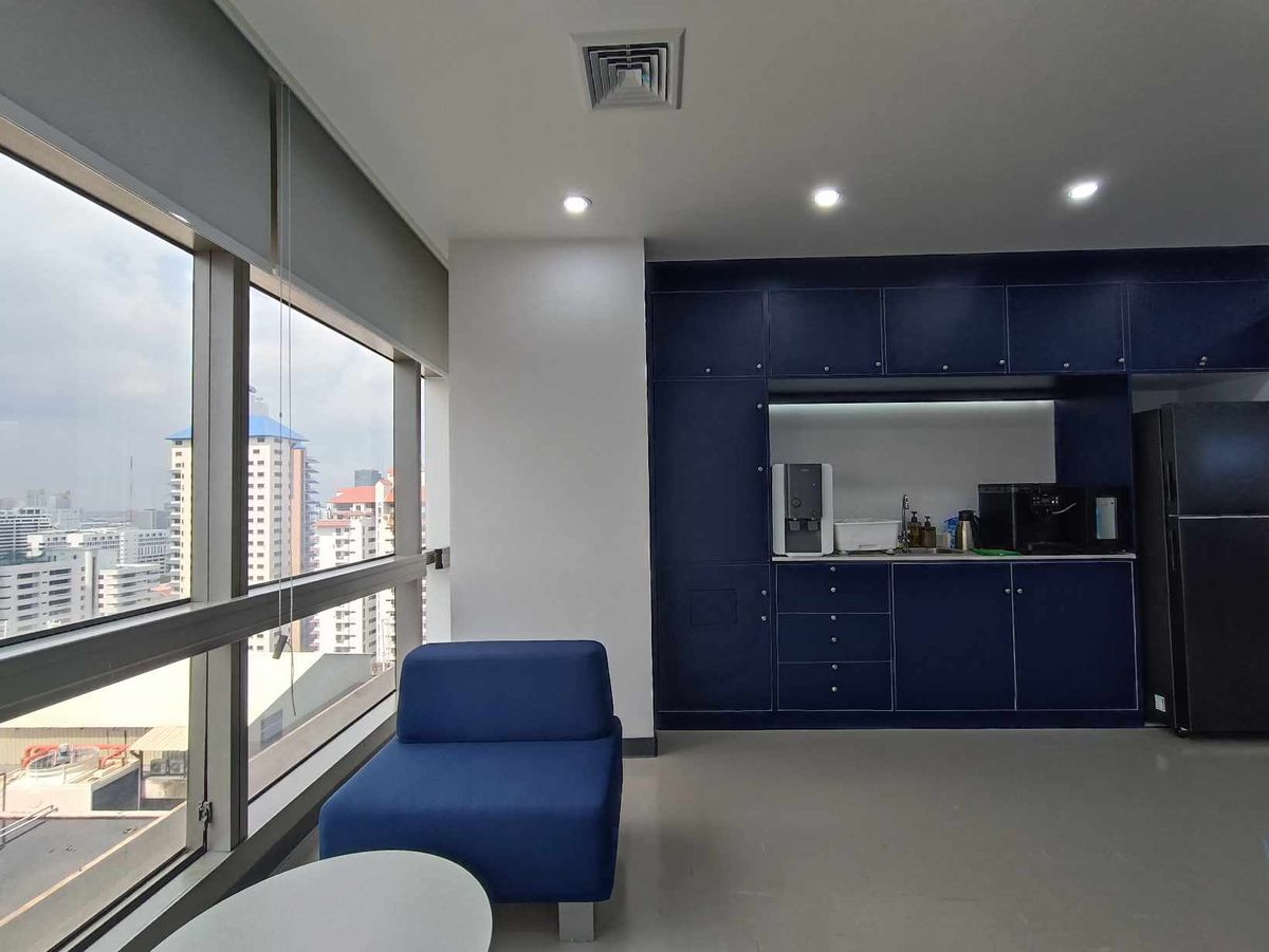 For RentOfficeSukhumvit, Asoke, Thonglor : Service Office Office area for rent Asoke Serviced Office. Beautifully decorated, ready to go to the Serm -Mitr Tower Sukhumvit21 Asoke building. The area for 1 - 50 people (starting at 10,000 baht) near the Asoke BTS, MRT Sukhumvit 21  