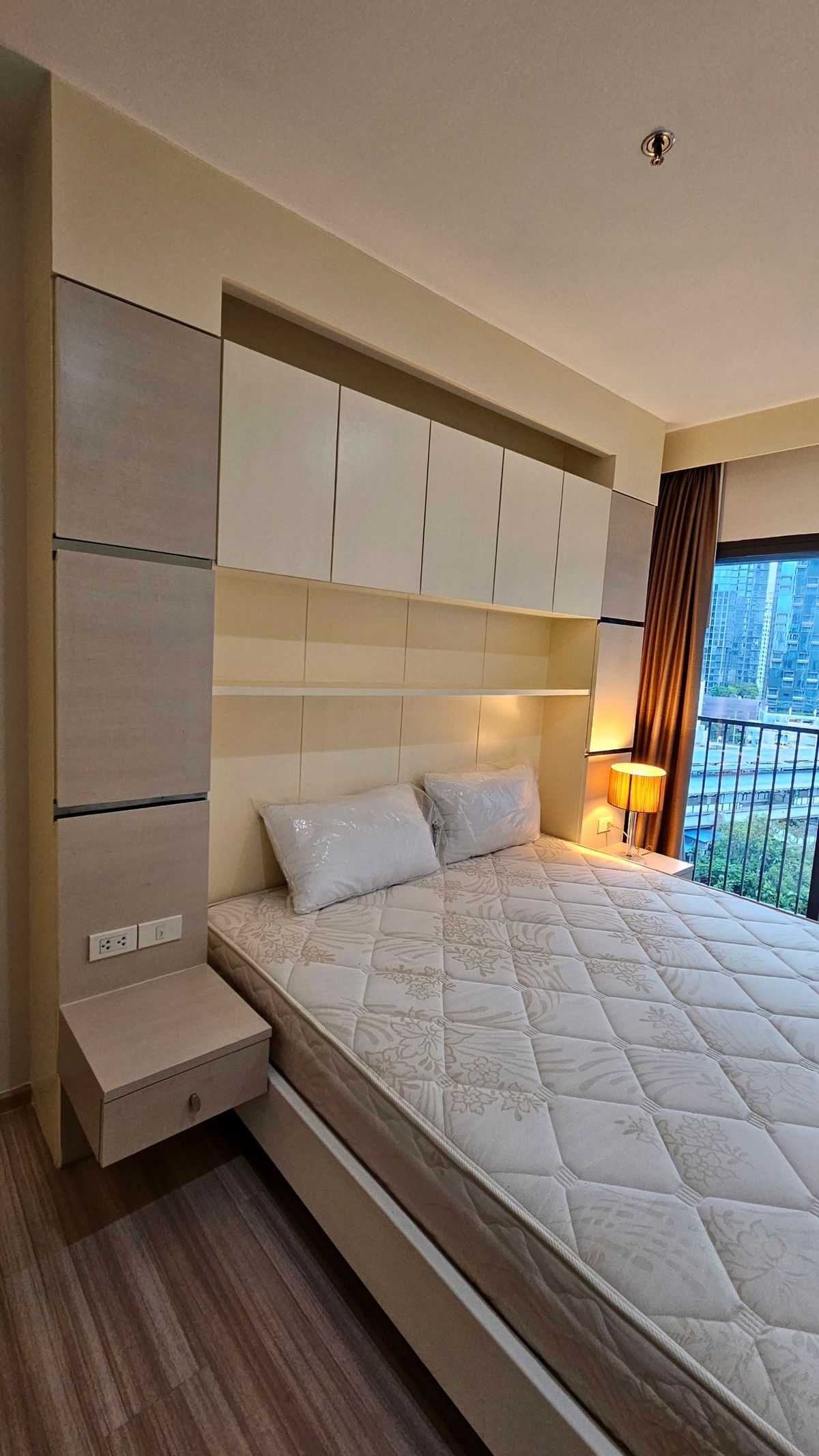 ขายคอนโดสุขุมวิท อโศก ทองหล่อ : For Sale/Rent 🟣 Noble Remix สุขุมวิท 36 :: เชื่อมต่อ BTS ทองหล่อ :: 1 ห้องนอน มีอ่างอาบน้ำ วิวสระ #R1C0914