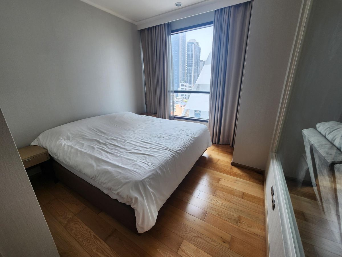 For RentCondoWongwianyai, Charoennakor : Fuse Sathorn Taksin, near BTS Wongwian Yai, complete with complete fir+ washing machine+ 31 sqm.