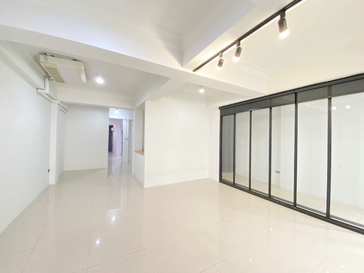 ให้เช่าโฮมออฟฟิศสุขุมวิท อโศก ทองหล่อ : สอบถามโทร : 096-632-4541 ให้เช่า โฮมออฟฟิศ สำนักงาน พื้นที่ร้านค้า ซอยเอกมัย 10 ใกล้รถไฟฟ้า BTS เอกมัย พื้นที่ 90 ตารางเมตร มีที่จอดรถ