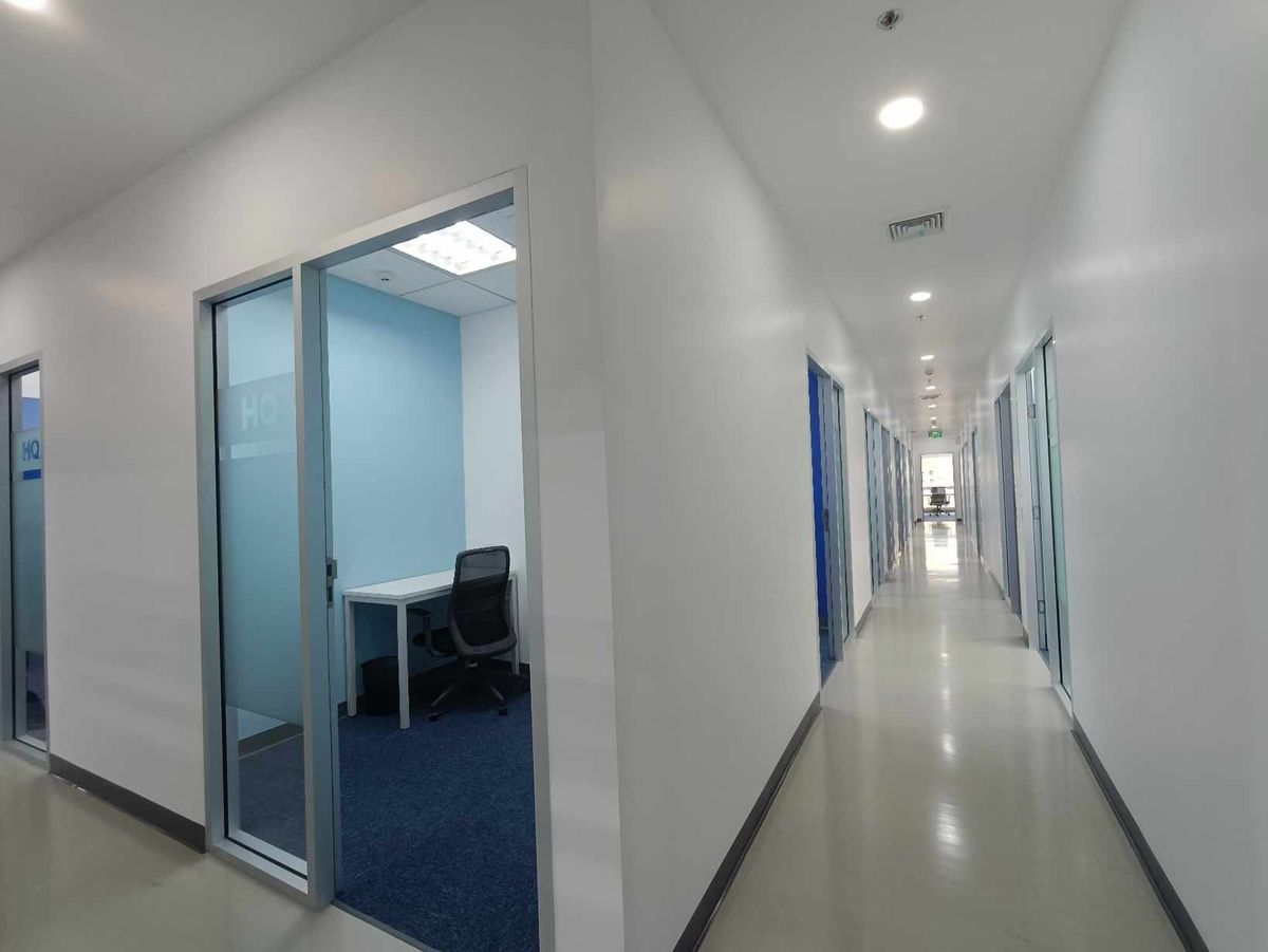 For RentOfficeSukhumvit, Asoke, Thonglor : Service Office Office area for rent Asoke Serviced Office. Beautifully decorated, ready to go to the Serm -Mitr Tower Sukhumvit21 Asoke building. The area for 1 - 50 people (starting at 10,000 baht) near the Asoke BTS, MRT Sukhumvit 21  