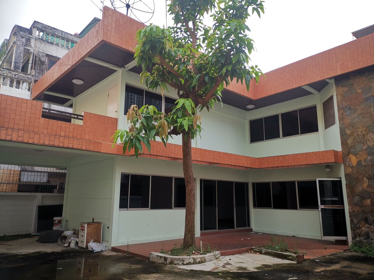 ขายบ้านสาทร นราธิวาส : LTHC12583 – House FOR SALE in Sathorn 15 Size 71 SQ.W 200 SQ.M 2 Beds 2 Baths Near BTS Surasak Station ONLY 33 MB