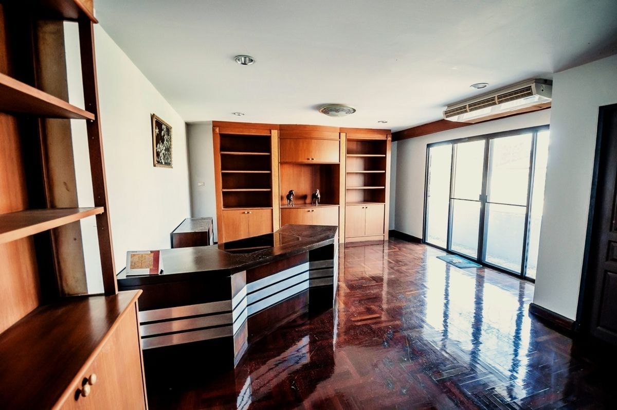 ขายทาวน์โฮมลาดพร้าว เซ็นทรัลลาดพร้าว : ทาวน์โฮมพร้อมที่ดินเปล่า 162 ตร.ว. ลาดพร้าว 18 / 5 ห้องนอน (ขาย), Townhouse with vacant land 162 sq.w. Ladprao 18 (FOR SALE) TPM367