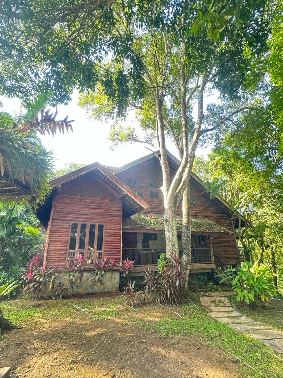 For SaleHouseChiang Mai : Land for sale with buildings, 3 houses, 5-0-28 rai, located on a hill.  The front is on the back road next to the stream. Cool weather The stream has water flowing throughout the year.  Light, Doi Saket, Chiang Mai, convenient to travel.