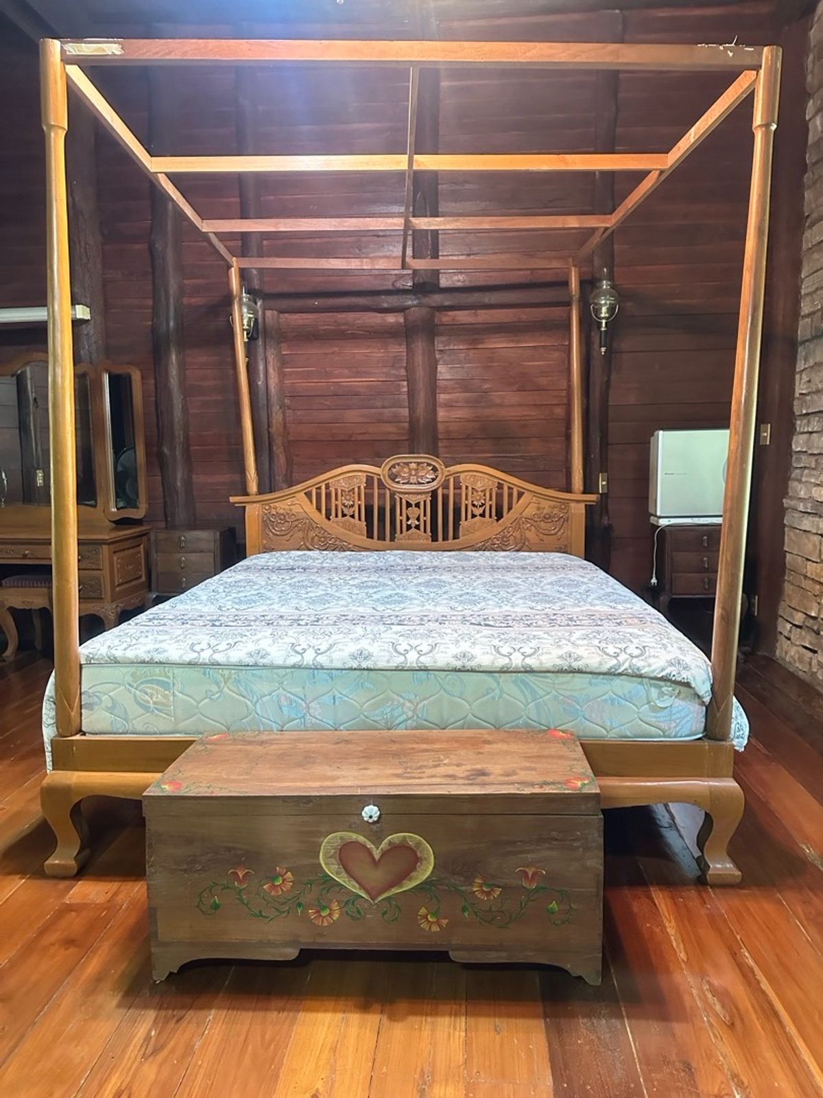 For SaleHouseChiang Mai : Land for sale with buildings, 3 houses, 5-0-28 rai, located on a hill.  The front is on the back road next to the stream. Cool weather The stream has water flowing throughout the year.  Light, Doi Saket, Chiang Mai, convenient to travel.