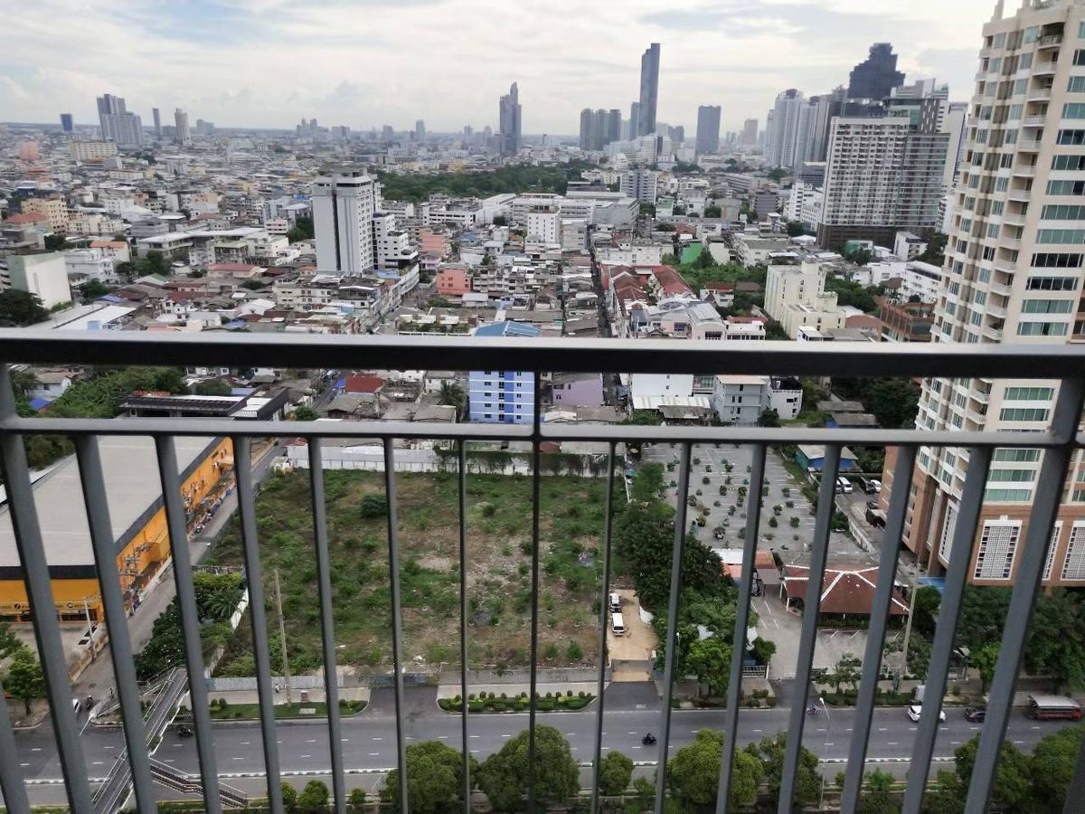 ให้เช่าคอนโดสาทร นราธิวาส : ให้เช่า RHYTHM SATHORN NARATHIWAS 600ม. BTS ช่องนนทรี เดือนละ 18,000บ. ขนาด1ห้องนอน 35 ตรม. ชั้น 18 วิวสวยหน้าโครงการ รวมที่จอดรถ1คัน ติดต่อ 0954935293 เเละ ไลน์ไอดี  jubilojoy1 ได้ตลอด 24 ชม.