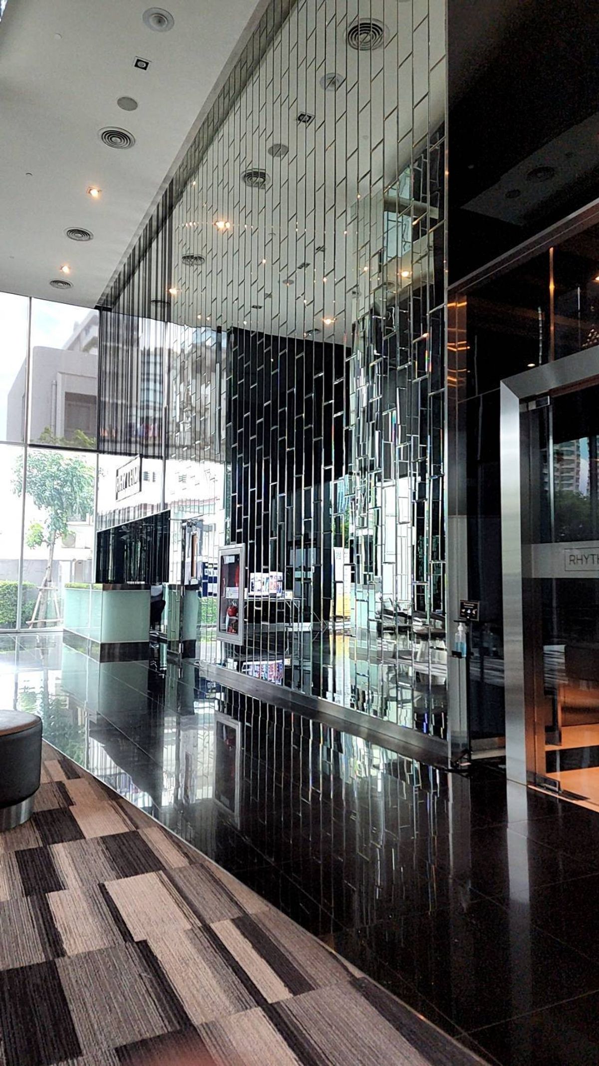 ให้เช่าคอนโดสาทร นราธิวาส : ให้เช่า RHYTHM SATHORN NARATHIWAS 600ม. BTS ช่องนนทรี เดือนละ 18,000บ. ขนาด1ห้องนอน 35 ตรม. ชั้น 18 วิวสวยหน้าโครงการ รวมที่จอดรถ1คัน ติดต่อ 0954935293 เเละ ไลน์ไอดี  jubilojoy1 ได้ตลอด 24 ชม.