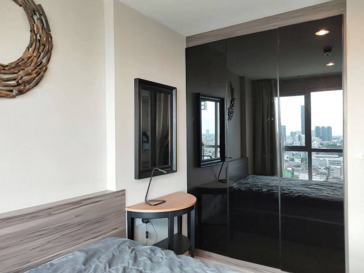 For RentCondoSathorn, Narathiwat : Rent RHYTHM Sathorn Narathiwas 600 m. BTS Channel 18,000 baht per month, 1 bedroom, 35 sqm. Floor 17, beautiful view in front of the project. Total parking 1 car. Contact 0954935293 and LINE ID Jubilojoy1 24 hours.
