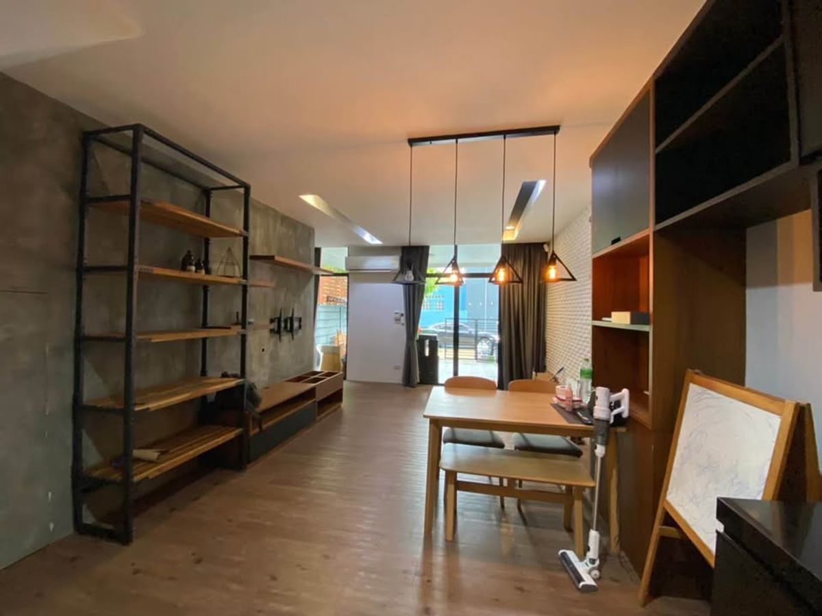 For RentTownhomeChaengwatana, Muangthong : Townhome in a loft style, 3.5 floors, 3 bedrooms, 3 bathrooms, fully furnished, 1 mins to the expressway.