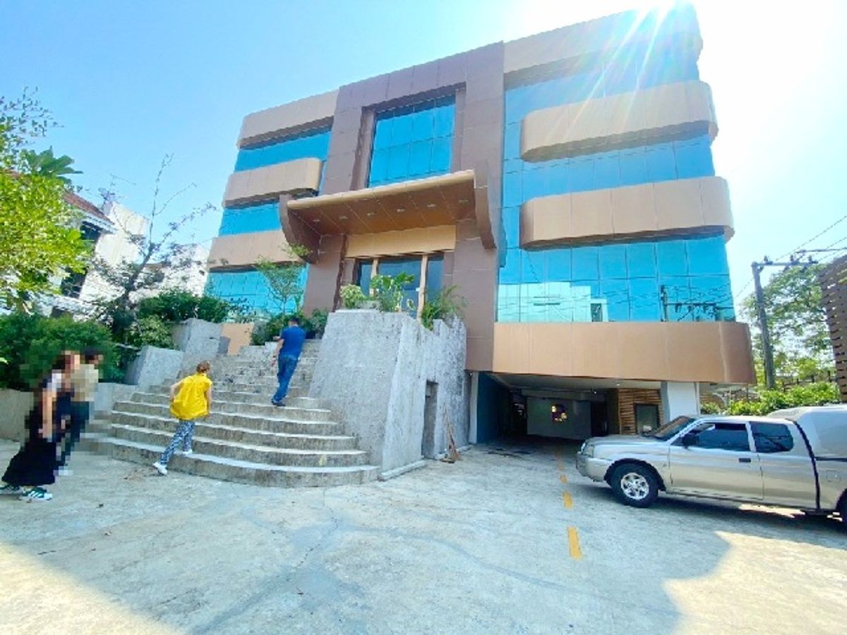 For RentOfficeYothinpattana,CDC : Singapore International School 2 km. Meng Jai Pracha Uthit, 5 -story commercial building+ newly decorated deck 1,500 sq.m.