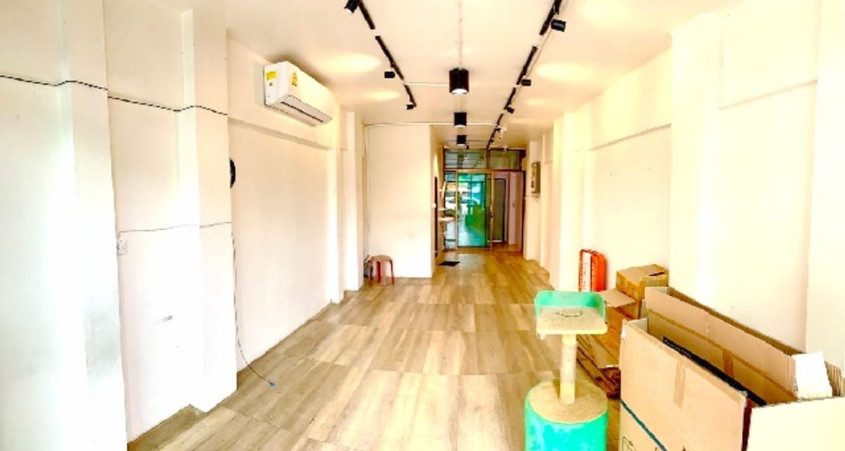 For RentShop HouseWitthayu, Chidlom, Langsuan, Ploenchit : Wat Don 500 meters, BTS Surasak 900 m. Rent a 3rd floor commercial building 222 sq.m. 20 sq.w. Choras Berry International Cafe, Bangkok 1.1 km. 2 bedrooms.