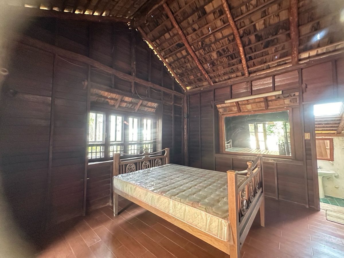 For SaleHouseChiang Mai : Land for sale with buildings, 3 houses, 5-0-28 rai, located on a hill.  The front is on the back road next to the stream. Cool weather The stream has water flowing throughout the year.  Light, Doi Saket, Chiang Mai, convenient to travel.