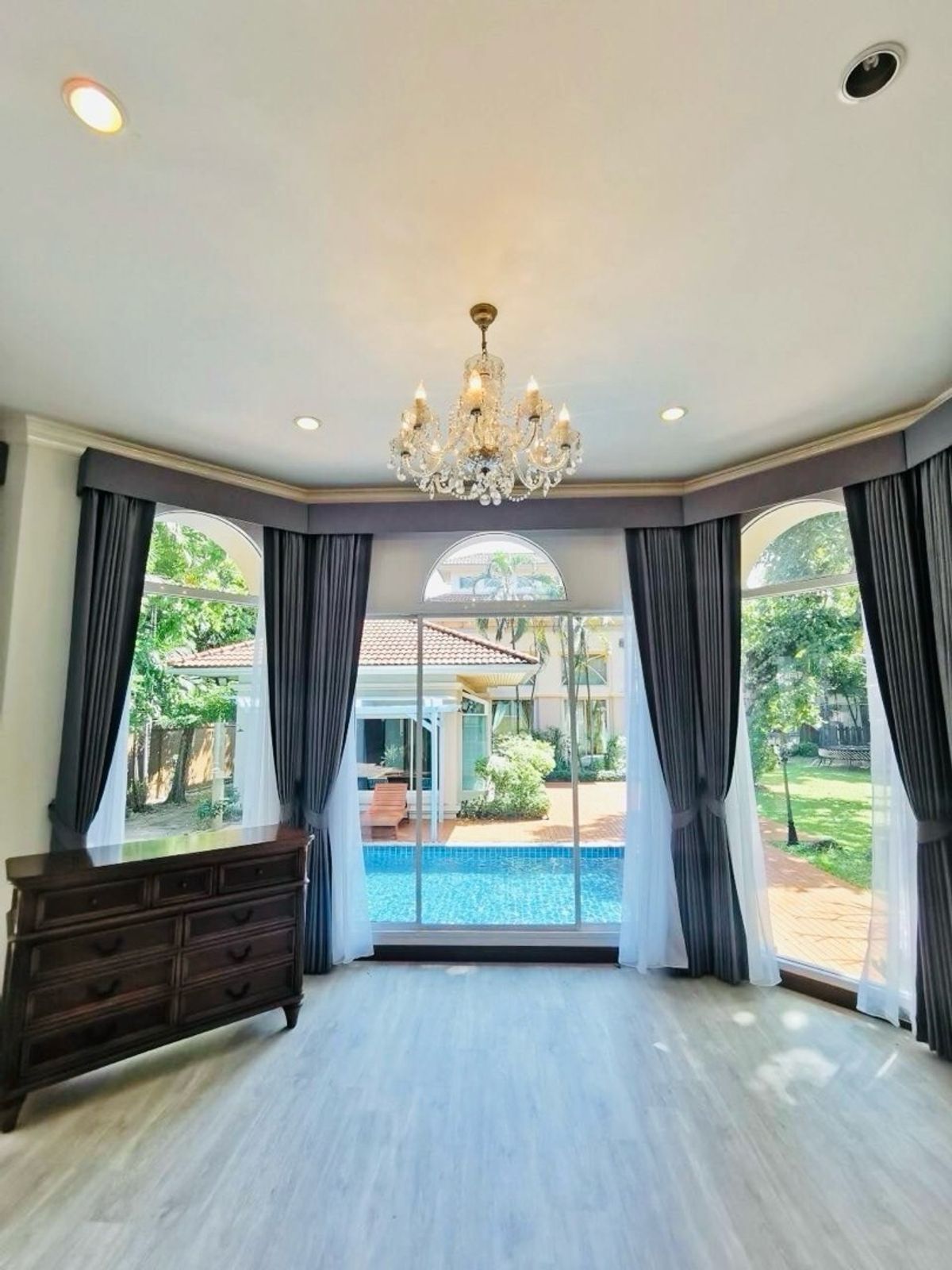 ให้เช่าบ้านบางนา แบริ่ง ลาซาล : ให้เช่า!! บ้านเดี่ยวหรูระดับระดับ Luxury โครงการพฤกษ์ภิรมย์รีเจ้นท์สุขุมวิทในเครือควอลลิตี้เฮ้าส์บนเนื้อที่ 542.4 ตารางวาพร้อมสระว่ายน้ำส่วนตัว 4 ห้องนอน 7 ห้องน้ำ