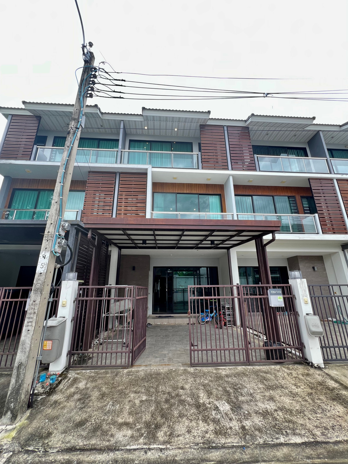 ขายบ้านลาดพร้าว101 แฮปปี้แลนด์ : ขายด่วน! ราคาพิเศษ ทาวน์โฮม 3 ชั้น ศุภาลัย เอสเซ้นส์ ลาดพร้าว | ทำเลศักยภาพ ใจกลางลาดพร้าว – ใกล้ MRT ลาดพร้าว 101 เพียง 1 กม. บ้านสวยสไตล์โมเดิร์น ฟังก์ชันครบ เหมาะทั้งอยู่อาศัยและทำโฮมออฟฟิศ