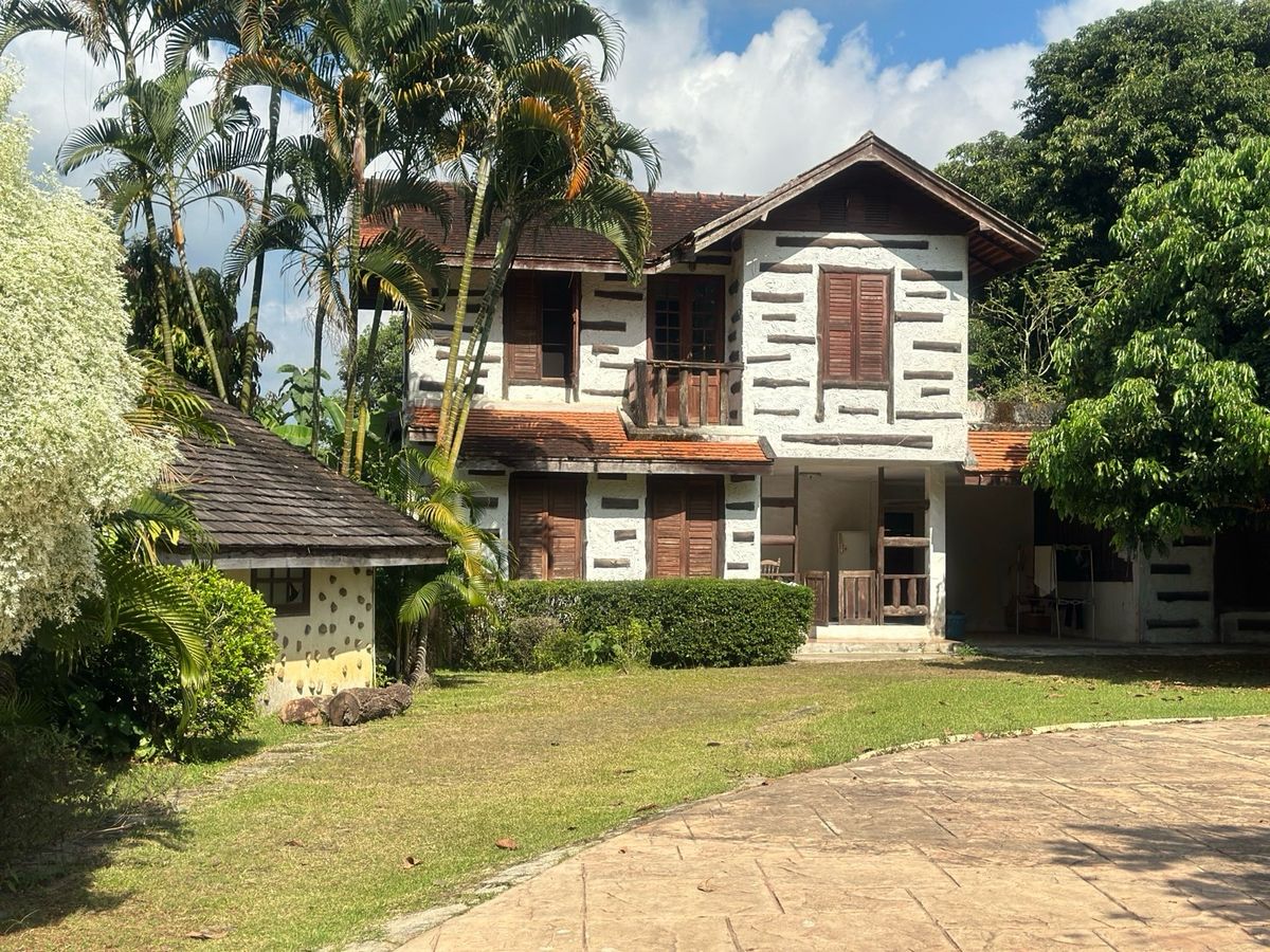 For SaleHouseChiang Mai : Land for sale with buildings, 3 houses, 5-0-28 rai, located on a hill.  The front is on the back road next to the stream. Cool weather The stream has water flowing throughout the year.  Light, Doi Saket, Chiang Mai, convenient to travel.