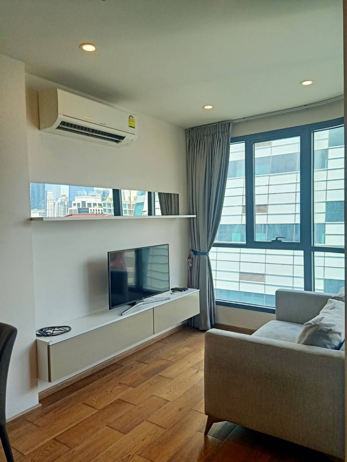 For RentCondoRatchathewi,Phayathai : Condo for RENT: Q Chidlom-Petchburi Location Size: 35 SQM.  Type: 1 Bedroom 1 Bathroom Floor: 22nd Fully Furnished with Electric Appliances.