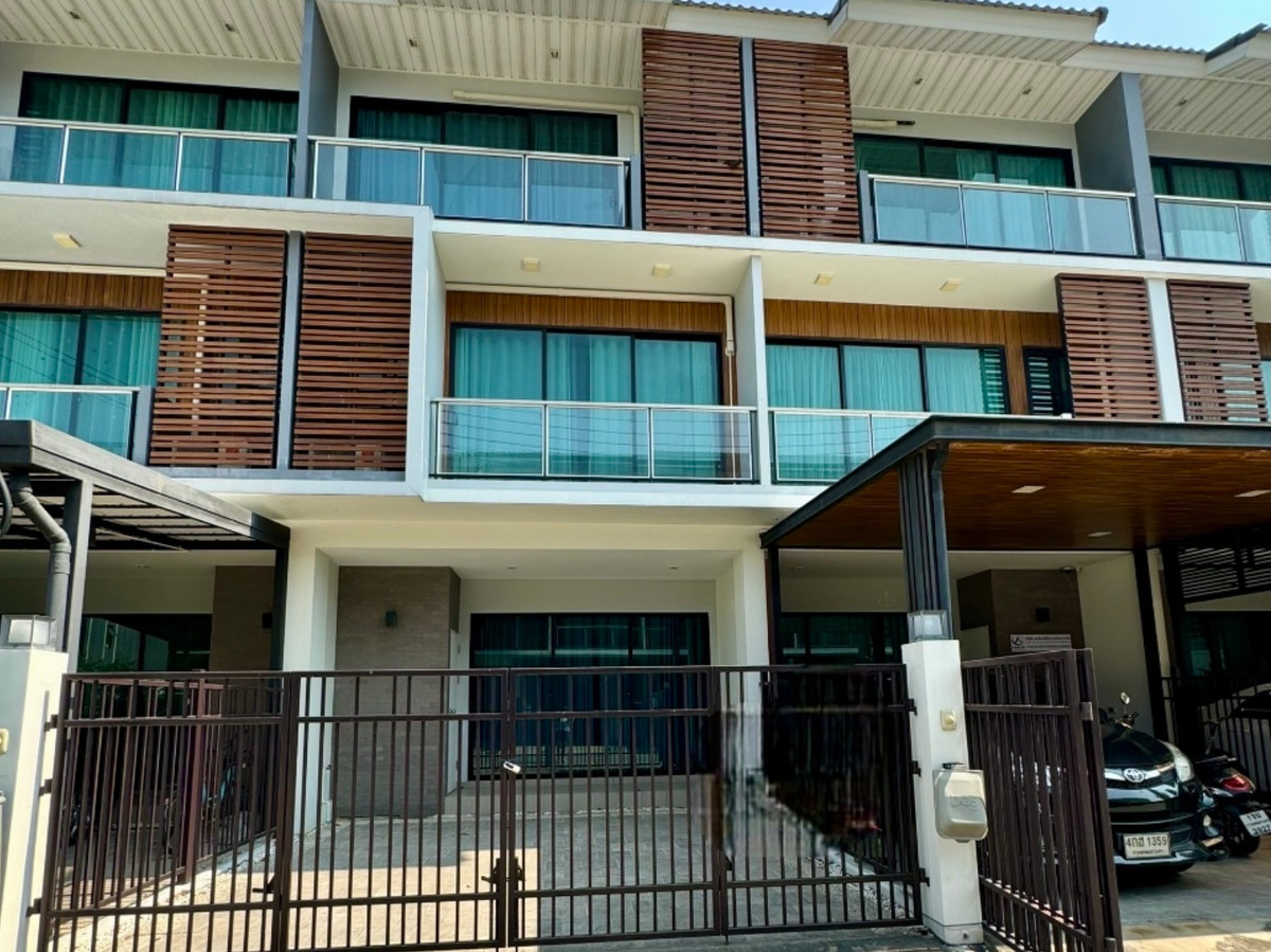 ขายบ้านลาดพร้าว101 แฮปปี้แลนด์ : ขายด่วน! ราคาพิเศษ ทาวน์โฮม 3 ชั้น ศุภาลัย เอสเซ้นส์ ลาดพร้าว | ทำเลศักยภาพ ใจกลางลาดพร้าว – ใกล้ MRT ลาดพร้าว 101 เพียง 1 กม. บ้านสวยสไตล์โมเดิร์น ฟังก์ชันครบ เหมาะทั้งอยู่อาศัยและทำโฮมออฟฟิศ