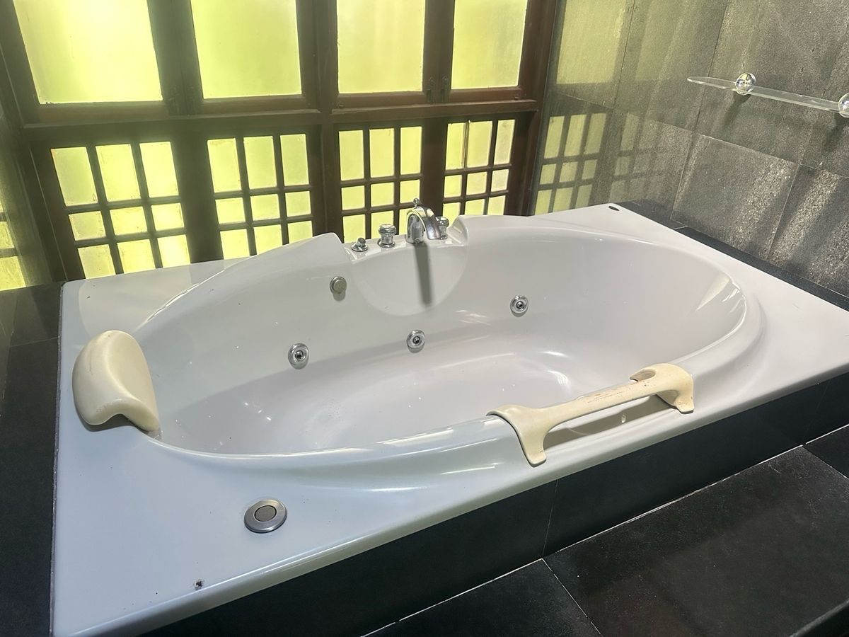 For SaleHouseChiang Mai : Land for sale with buildings, 3 houses, 5-0-28 rai, located on a hill.  The front is on the back road next to the stream. Cool weather The stream has water flowing throughout the year.  Light, Doi Saket, Chiang Mai, convenient to travel.