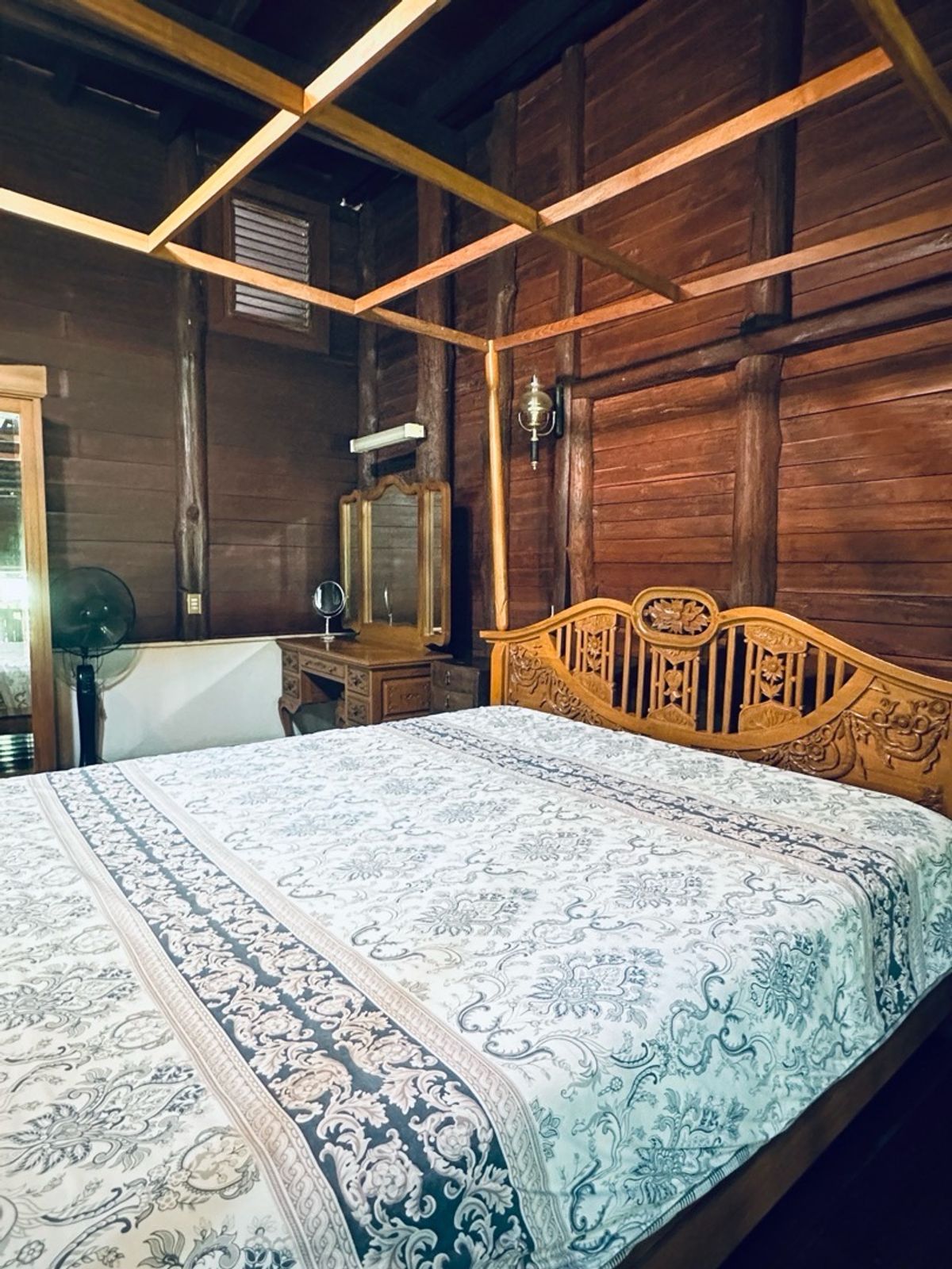 For SaleHouseChiang Mai : Land for sale with buildings, 3 houses, 5-0-28 rai, located on a hill.  The front is on the back road next to the stream. Cool weather The stream has water flowing throughout the year.  Light, Doi Saket, Chiang Mai, convenient to travel.