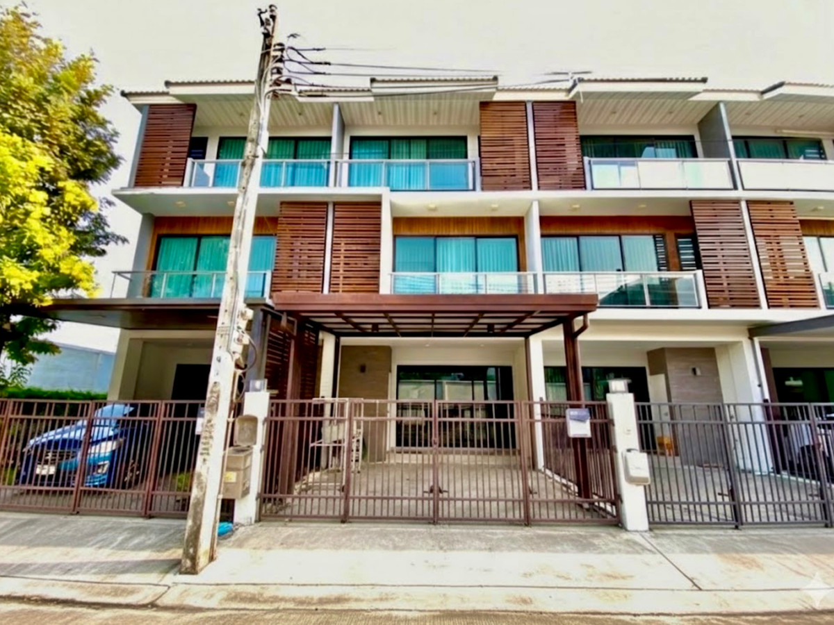For SaleHouseLadprao101, Happy Land, The Mall Bang Kapi : Urgent Sale! Special Price – 3-Storey Townhome at Supalai Essence Ladprao | Prime Location Near MRT Ladprao 101, Modern Design, Functional Layout, Ideal for Living or Home Office Use