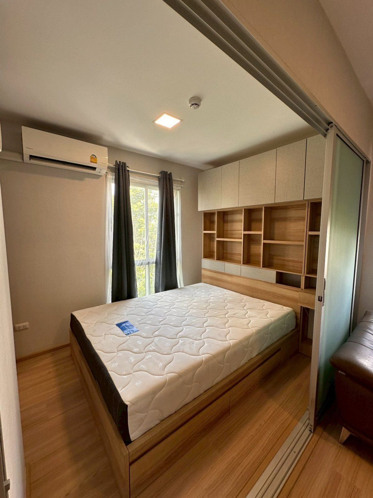 ขายคอนโดแจ้งวัฒนะ เมืองทอง : (รหัสAM1677) โครงการ Plum condo mix chaengwattana ขนาด 23 ตร.ม. ตึก B ชั้น 4 ห้องมุม พร้อมเฟอร์นิเจอร์และเครื่องใช้ไฟฟ้า สภาพห้องสวย ห้องมุม รับลมดี วิวถนน ห่าง MRT สถานี ราชภัฎพระนคร เพียง 850 ม.