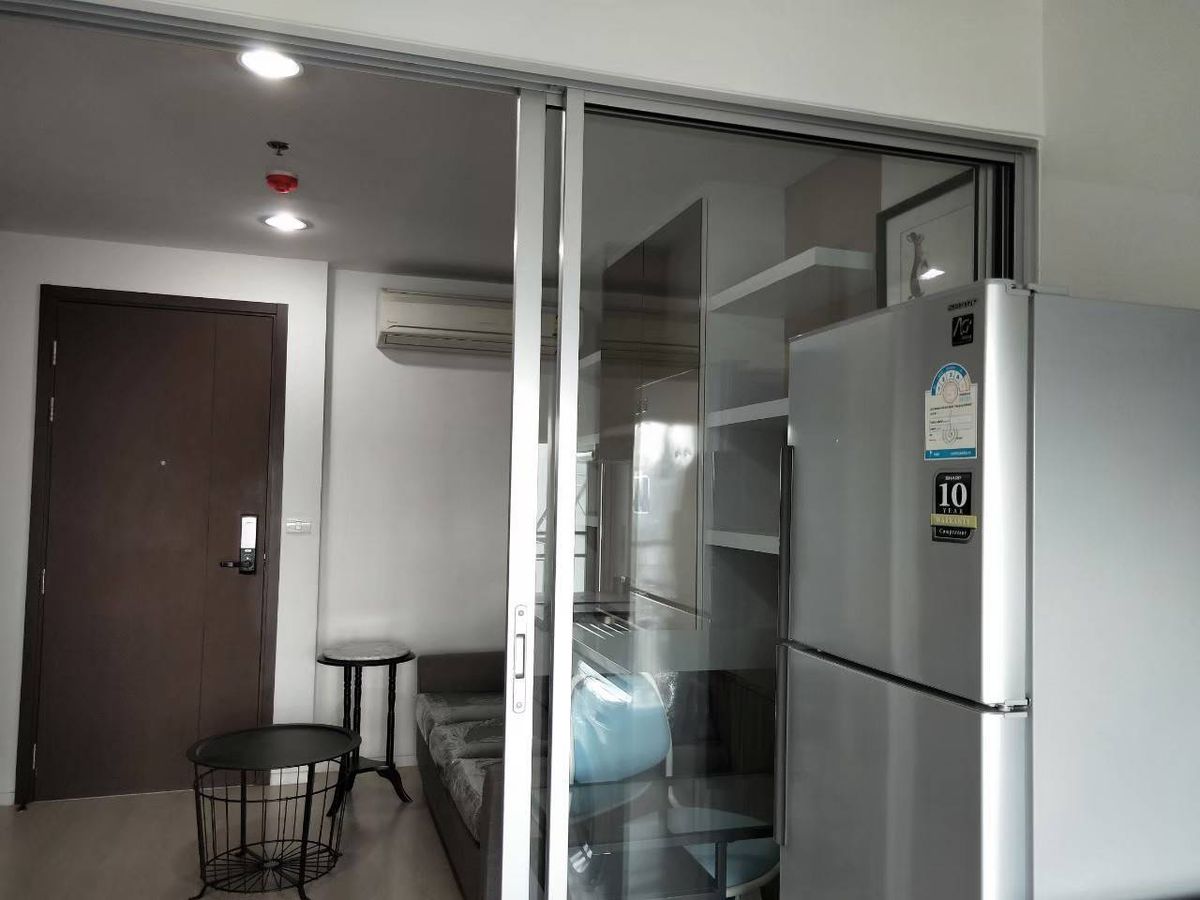 ให้เช่าคอนโดสาทร นราธิวาส : ให้เช่า RHYTHM SATHORN NARATHIWAS 600ม. BTS ช่องนนทรี เดือนละ 18,000บ. ขนาด1ห้องนอน 35 ตรม. ชั้น 18 วิวสวยหน้าโครงการ รวมที่จอดรถ1คัน ติดต่อ 0954935293 เเละ ไลน์ไอดี  jubilojoy1 ได้ตลอด 24 ชม.