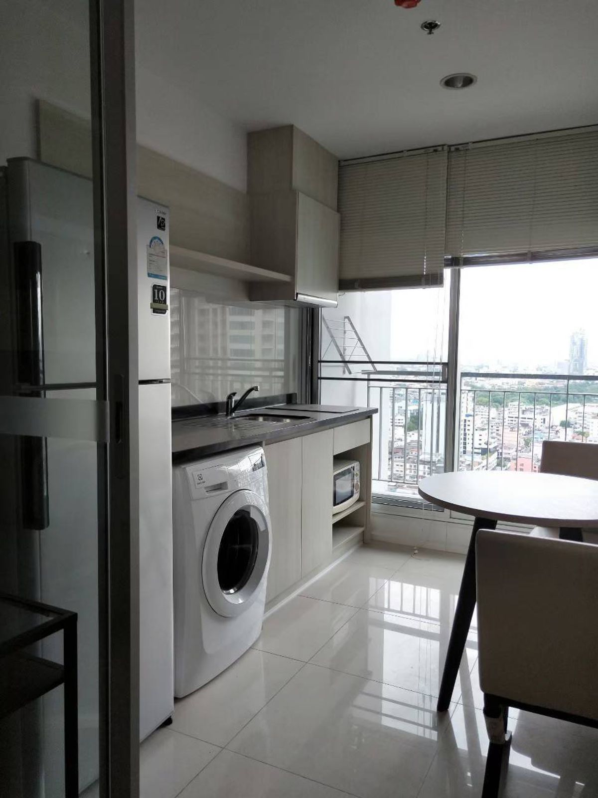 ให้เช่าคอนโดสาทร นราธิวาส : ให้เช่า RHYTHM SATHORN NARATHIWAS 600ม. BTS ช่องนนทรี เดือนละ 18,000บ. ขนาด1ห้องนอน 35 ตรม. ชั้น 18 วิวสวยหน้าโครงการ รวมที่จอดรถ1คัน ติดต่อ 0954935293 เเละ ไลน์ไอดี  jubilojoy1 ได้ตลอด 24 ชม.