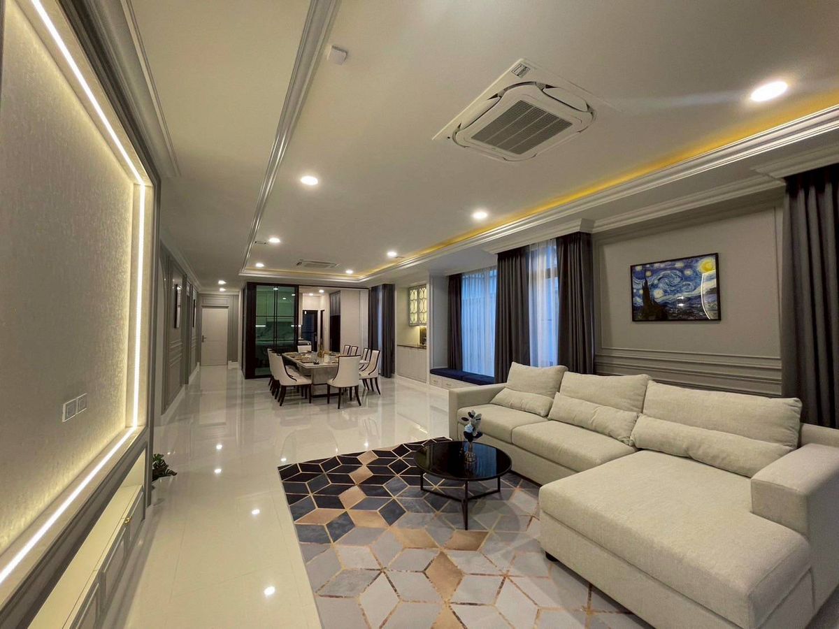 บ้านพัฒนาการ ศรีนครินทร์ :  ❖ The largest plot in the project ❖ 2 ชั้น ขนาดที่ดิน 203.00 ตร.ว. พื้นที่ใช้สอย 608.00 ตร.ม. | 5 ห้องนอน 7 ห้องน้ำ 4 ที่จอดรถ | วิวสวน | ใกล้ Little Walk กรุงเทพกรีฑา 8 นาที, มาร์เก็ตเพลส กรุงเทพกรีฑา 10 นาที, รร.นานาชาติ Brighton 13 นาที