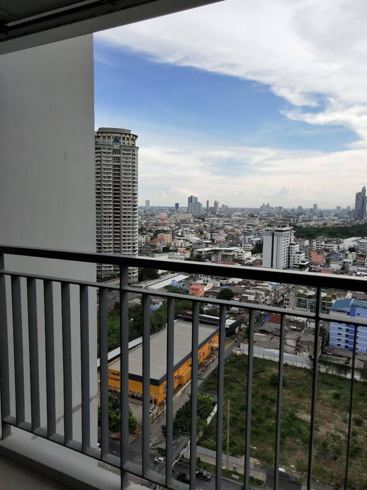 ให้เช่าคอนโดสาทร นราธิวาส : ให้เช่า RHYTHM SATHORN NARATHIWAS 600ม. BTS ช่องนนทรี เดือนละ 18,000บ. ขนาด1ห้องนอน 35 ตรม. ชั้น 18 วิวสวยหน้าโครงการ รวมที่จอดรถ1คัน ติดต่อ 0954935293 เเละ ไลน์ไอดี  jubilojoy1 ได้ตลอด 24 ชม.