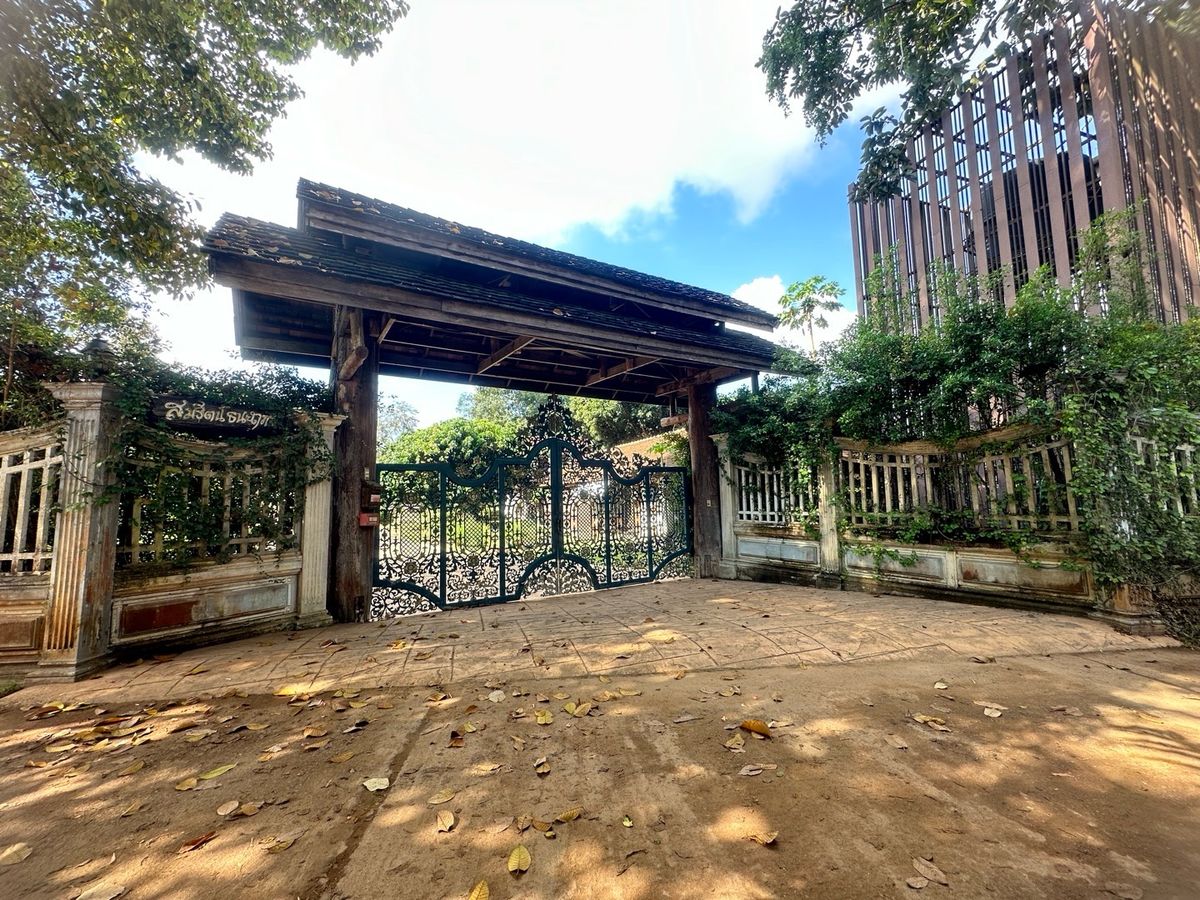 For SaleHouseChiang Mai : Land for sale with buildings, 3 houses, 5-0-28 rai, located on a hill.  The front is on the back road next to the stream. Cool weather The stream has water flowing throughout the year.  Light, Doi Saket, Chiang Mai, convenient to travel.