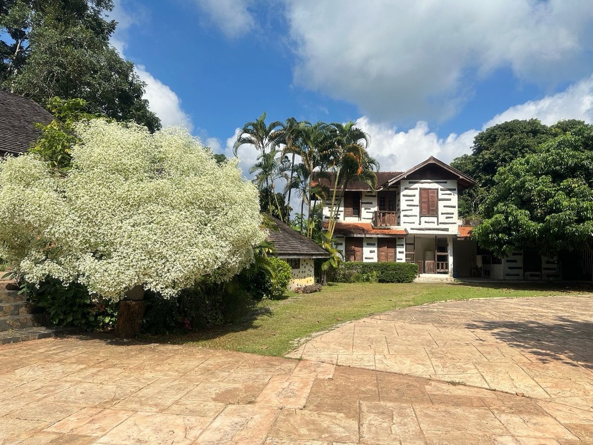 For SaleHouseChiang Mai : Land for sale with buildings, 3 houses, 5-0-28 rai, located on a hill.  The front is on the back road next to the stream. Cool weather The stream has water flowing throughout the year.  Light, Doi Saket, Chiang Mai, convenient to travel.
