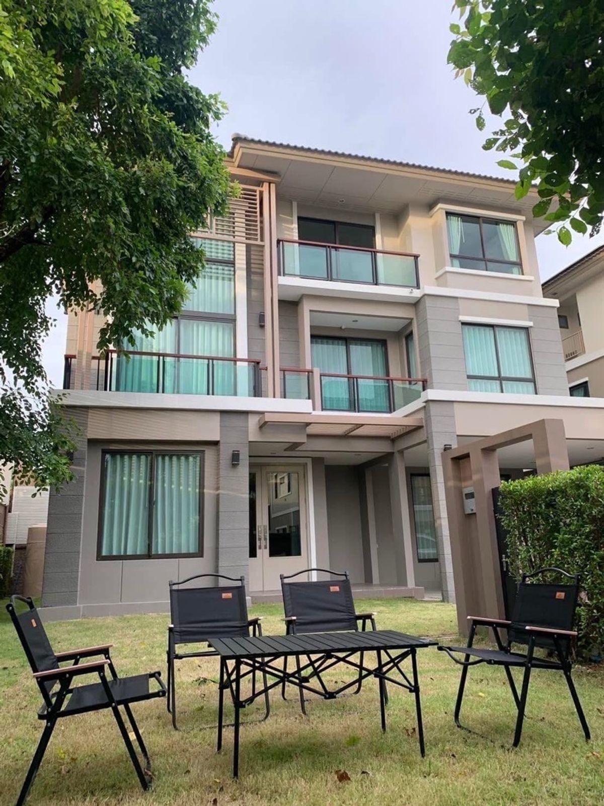 ให้เช่าบ้านมีนบุรี-ร่มเกล้า : บ้านภัสสร 3ชั้น รามอินทรา แฟชั่น 4น5น (เช่าระยะสั้น-ระยะยาว)