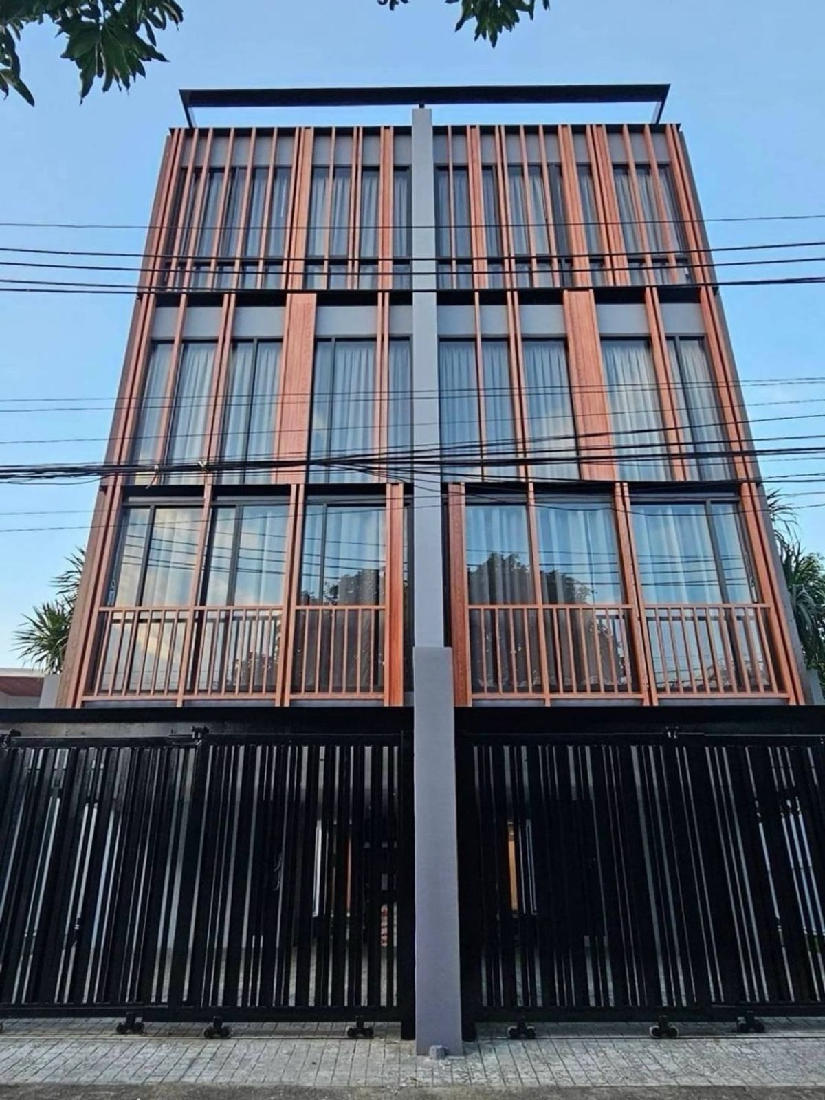 ขายโฮมออฟฟิศพระราม 9 เพชรบุรีตัดใหม่ RCA : ขายบ้านแฝด Pool Villa  3.5 ชั้น ซอยพระราม 9 แขวงสวนหลวง  เนิ้อที่ 43 ตร.ว. พื้นที่ใช้สอย 255 ตร.ม. 3 นอน 4 น้ำ