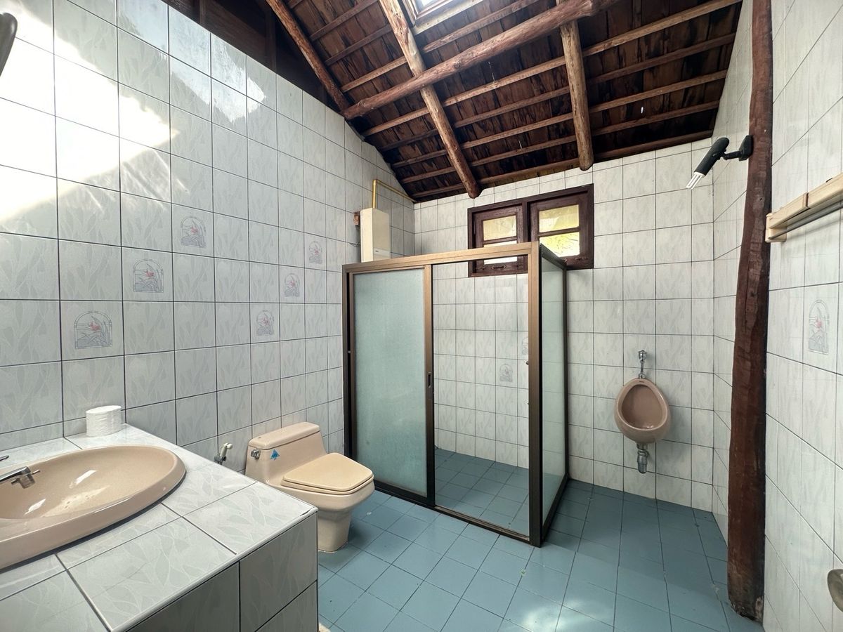 For SaleHouseChiang Mai : Land for sale with buildings, 3 houses, 5-0-28 rai, located on a hill.  The front is on the back road next to the stream. Cool weather The stream has water flowing throughout the year.  Light, Doi Saket, Chiang Mai, convenient to travel.